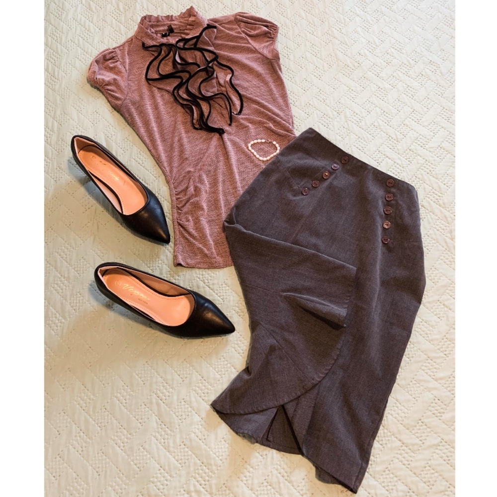 2/$15‼️ Retro style grey pencil skirt with back pleats